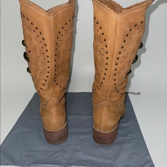 BOUTIQUE NEW Leather boots! - Picture 3 of 7